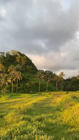 Enek seng bolong ora posomu bolo🤣#karangbang #tebingkarangbang #karangpayung #karangpayungbeach #karangpayungofficial #wonogiri24jam #parangggupito #sekurli #pantaiviral #pantaivibes #pantai 