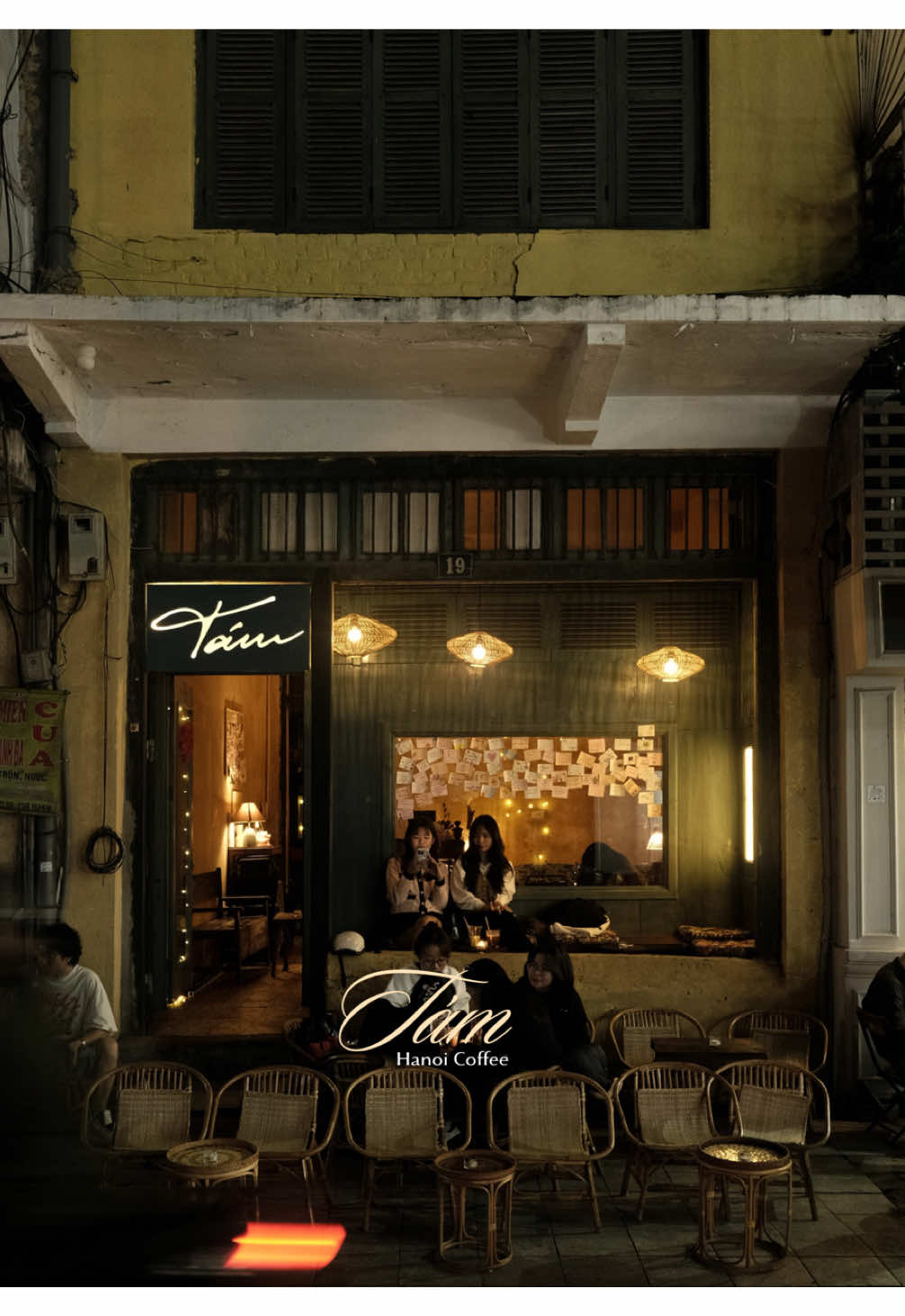 Khoảng sân nhỏ cùng ánh đèn vàng ấm cúng làm cho không gian càng thêm mê ☺️ #hanoi #quanhdidaurui #coffee 