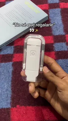 Tú también tienes un amigo lector? Etiquétalo aquí! 📖✨ #couple #reading #lector #luz #libros #pareja #luzparaleer Con esta increíble luz de lectura, disfruta tus libros favoritos en cualquier momento sin forzar la vista. El regalo ideal para un amante de la lectura! 📖✨