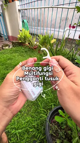 Dental floss atau benang gigi pengganti tusuk gigi yang lebih aman. Untuk sela gigi, untuk korek-korek gigi juga bisa. Rekomendasi yang biasa pake tusuk gigi, karna lebih safety / aman. Benang halus tidak melukai gusi. Yang biasa pake behel gigi pasti tahu alat ini.  #benanggigi #dentalfloss #tusukgigi #gigi #gusi #behel #bracket #dental 
