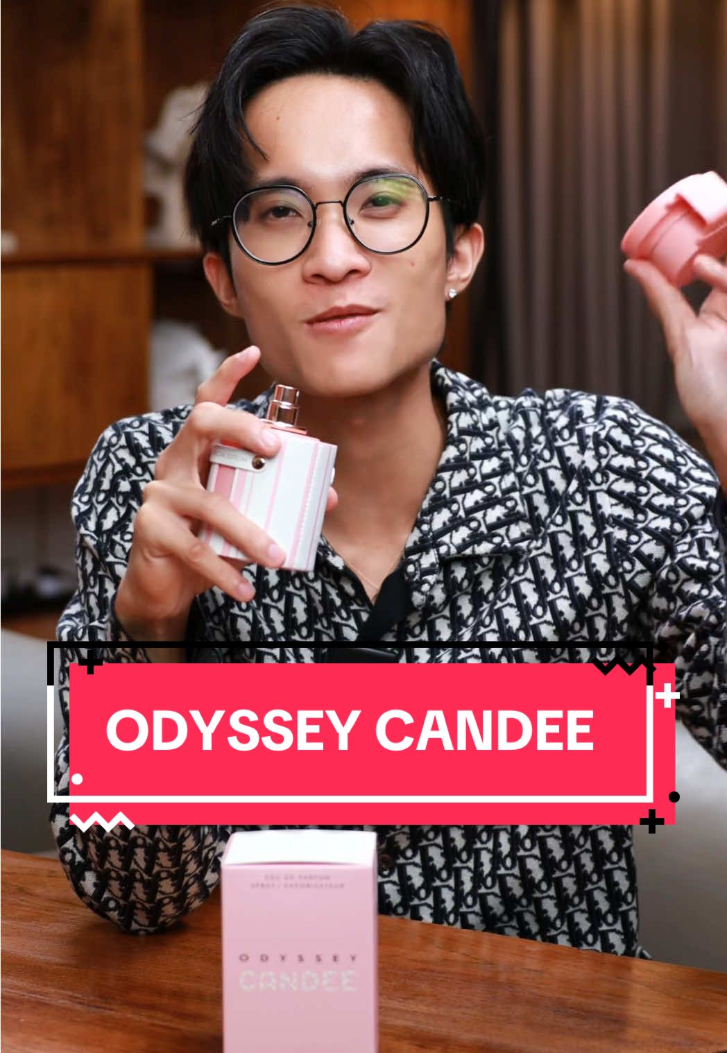 1 món quà ngọt ngào – Trao hương thơm, gửi yêu thương. Nước Hoa Nữ Armaf Odyssey Candee Special Edition – Chai nước hoa không chỉ là hương thơm, mà còn là lời nhắn nhủ ngọt ngào dành tặng người thương của bạn ngày 8/3. Với hành trình hương thơm đầy mê hoặc: mở đầu tươi mát từ dâu tây, mâm xôi, đào; chuyển mình ngọt ngào cùng caramel, hoa nhài, chanh dây; và kết thúc ấm áp với xạ hương, hoắc hương, hổ phách. Thiết kế chai màu hồng pastel ngọt ngào, nắp chai cách điệu như viên kẹo đầy sức hút – một tác phẩm nghệ thuật đích thực. Phù hợp mọi khoảnh khắc, từ tiệc tùng sang trọng đến ngày thường, giúp người thương của bạn tỏa sáng và tự tin. Hãy để Armaf Odyssey Candee Special Edition EDP thay lời bạn nói lên sự ngọt ngào và yêu thương. Món quà không chỉ là hương thơm, mà còn là lời nhắn nhủ: 