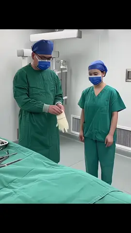 Sinh viên thực tập trong cuộc phẫu thuật đầu tiên 😂 #hocycogivui👩🏻‍⚕️💙 #cdydhn #viral #xuhuong #trend #sinhvienyduoc #trending 