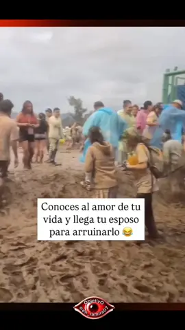 Las miradas lo dicen todo. 😅😂 #en_lamira07 #amor #vida #esposo #parejas #chistes #risastiktok #risas #humor #humortiktok #viral_video #vainasraras #hombres #mujeres #risas 