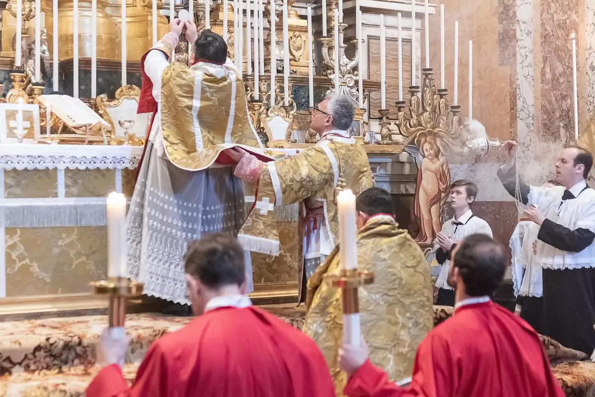 Mass tradition latín 🕊️ El santísimo de eucaristía 🕊️ #comulgar #basilica #ceniza #evangelio #ofrendas #incensario #altar #virgen #santamaria #rosario #hostia #jhs #buenpastor #profeta #diacono #liturgia #catholic #vocacion #reza #Eucaristía #santísimo #diacono #vaticano #mass #traditional #latin #mons #ceremonia #photography