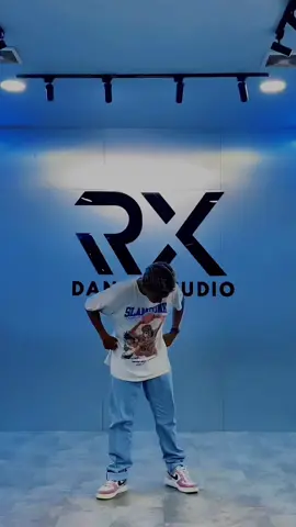 The song are good yet the dance is so beautiful 🌔🌙 In frame: Coach Julian #moonstruck #enhypen #kpop #dance #fyp #kpopfyp #dancecover #rxdancestudio #ENHYPEN @enhypen 