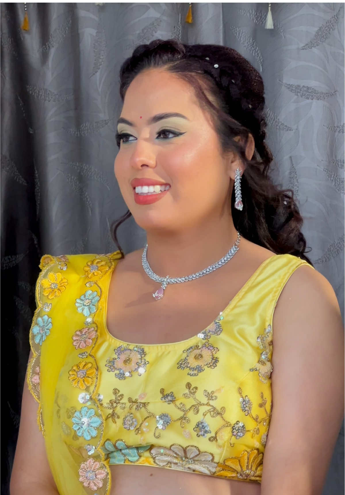 Mehendi makeup look for bride to be @s 💫 #makeuptransformation #mehendimakeup #wedding #makeuptutorial #easymakeuptutorial #fyp #makeupartist #makeupforgirls 