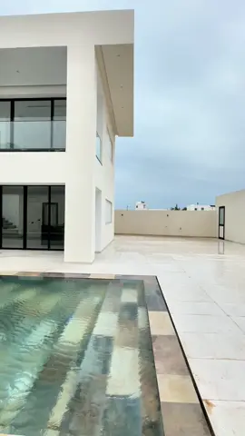 **🌟 Maison de Luxe à Vendre – Djerba 🌟**   Offrez-vous l’exception avec cette **superbe propriété de luxe**, située dans une **zone urbaine exclusive** de Djerba, au sein d’un **nouveau lotissement** près du **Café Palm Djerba**.   **✨ Caractéristiques :**   - **Terrain de 630 m²** avec titre bleu.   - **350 m² couverts** alliant élégance et modernité.   - **Piscine à débordement** pour un cadre raffiné.   - **5 suites spacieuses** et **6 salles de bain**.   - **Garage** et équipements de pointe : chauffage, climatisation et système de surveillance.   **📍 Emplacement :**   - Proche du **Café Palm Djerba**, dans un quartier résidentiel prisé.   ✅ Une **opportunité rare** pour vivre le luxe absolu à Djerba.   📞 **Contactez-nous pour plus d’informations ou une visite privée :**   📱 **+216 52 176 000**   📧 **djerbaimmovision@gmail.com**   Votre rêve de luxe commence ici. 🌟  
