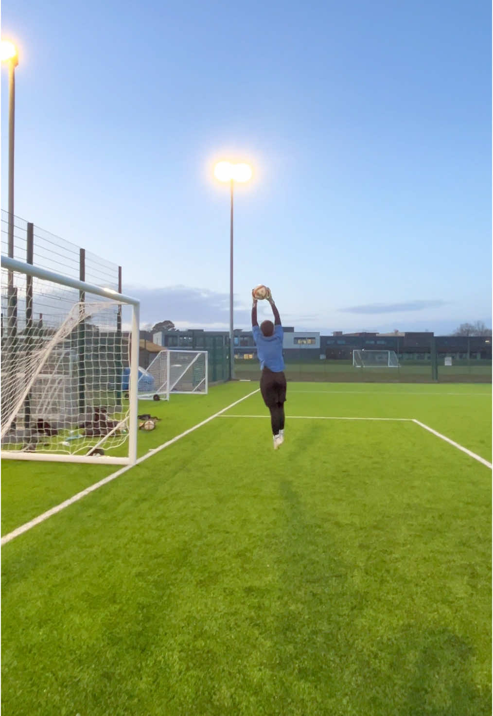 Training nights 😍 #goalkeeper #goalkeeperhighlights #goalkeepertraining #viral #soccertiktok #goalkeeping 