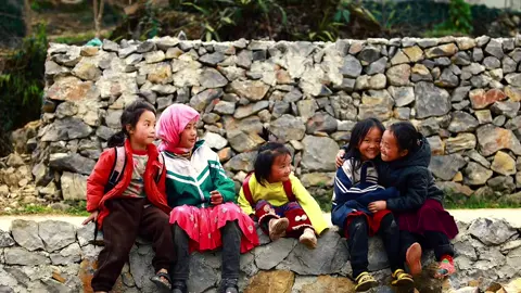 Tụi nhỏ đi học về ở bản Lao Xa  #hagiang #chupanhhagiang 