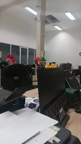 tetap semangat di kantor sampai malam #kantor #bekerja #larutmalam #lembur 