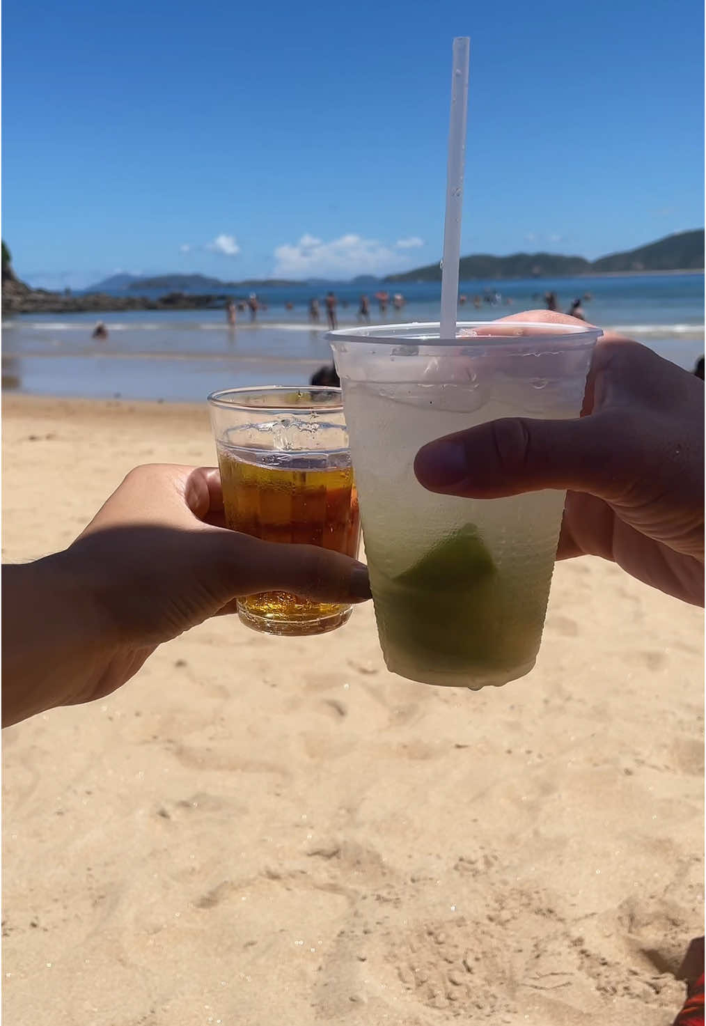 la parte de ir a brasil a tomar caipi y birra en la playita recomiendo no salteársela 🏝️ #brasil #carnaval #paratii #novioschallenge #buzios 
