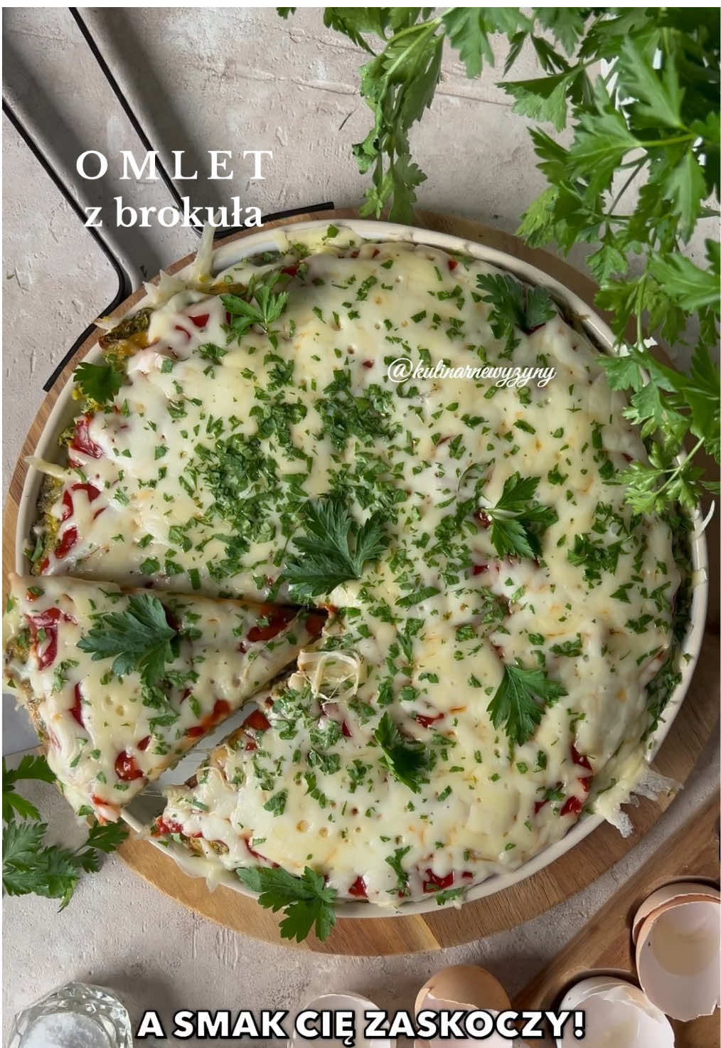 Omlet z brokuła - prosty, pyszny i zdrowy! 🥦💚 Masz brokuła i kilka podstawowych składników? To wystarczy, żeby zrobić ten genialny omlet! Chrupiacy na brzegach, miękki w środku, a do tego żółty ser i ketchup dla smaku. Idealny na śniadanie, obiad lub kolacje! Zdrowo, szybko i mega smacznie!  Lubisz takie połączenia? Składniki: • 500 g brokuła • 4 jajka • 1-2 łyżki oleju • 1 łyżeczka pieprzu • 1 łyżeczka soli • 1 łyżeczka papryki słodkiej / ostrej • 1 łyżeczka suszonego czosnku • 5-6 łyżek ketchupu • 120 g żółtego sera • 2-3 gałązki natki pietruszki Przygotowanie: Umytego brokuła starłam razem z obraną częścią łodygi (ja użyłam robota, ale możesz użyć tarki jarzynowej). Dodałam jaka, pieprz, sól, paprykę i czosnek. Dokładnie połączyłam. Przełożyłam na rozgrzaną patelnię z olejem. Smażyłam na małym ogniu pod przykryciem, aż omlet się zetnie na górze. Przełożyłam na drugą stronę przy pomocy talerza. Polałam ketchupem, posypałam startym żółtym serem. Smażyłam na małym ogniu około 15-20 minut. Podałam posypany natką pietruszki. Smacznego. #omlet #brokuły #zdroweśniadanie #prostyprzepis #pysznejedzenie #obiad #dobrejedzenie #przepisy #kolacja #kulinarnewyzyny 