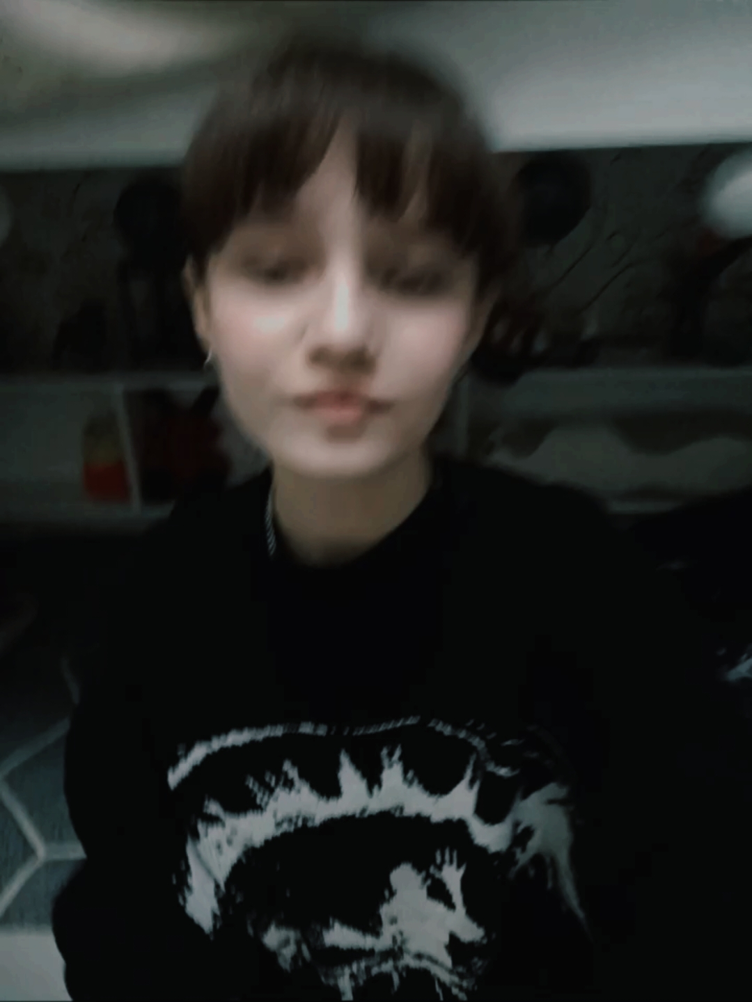 я ношу брекеты с 9лет, тогда у меня были ещё не выросшие зубы, но они уже стояли, сейчас мне 16, у меня собачья выпирающая вверх челюсть, и зуб на зуб с правой стороны, теперь мне стыдно улыбаться. подавать в суд бессмысленно, тк у нас есть пару фото без изменений. #брекеты 