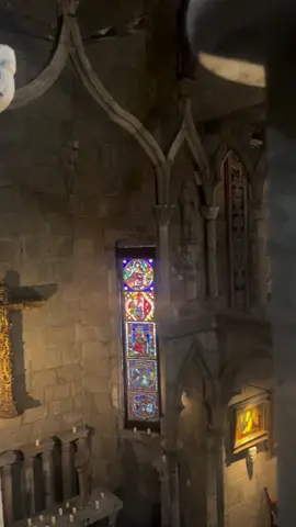 Viaja a la edad media sin salir de la CDMX Hoy te cuento la increíble historia de la capilla gótica del Instituto Cultural Helénico. Para visitarla debes asistir a alguno de sus eventos culturales como funciones de teatro y conciertos o solicitar una visita. 📌Avenida Revolución 1500, Guadalupe Inn. #cdmxsecreta #cdmx #cdmx #cdmxlife #leeryviajar #cdmxlibros #teatro #librosyviajes #ciudadliterariacdmx