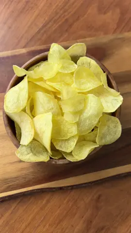 Dicas para obter batatas chips crocantes e estaladiças 	1.	Escolha da batata: Prefira batatas com pouca água na sua composição e que sejam mais firmes. Isso ajuda a obter chips mais crocantes. 	2.	Corte fino e uniforme: Use uma mandolina ou uma faca bem afiada para cortar as batatas em fatias finas e uniformes. Fatias mais finas tendem a ficar mais crocantes. O ideal é que as fatias tenham entre 1 e 2 mm de espessura. 	3.	Lave bem as fatias de batata: Após cortar as batatas, lave-as em água fria para remover o excesso de amido, que pode deixar as chips murchas e pegajosas. Enxágue bem até que a água saia limpa. Se preferir, deixe as fatias de batata repousarem na água por 1 a 2 horas. Isso ajuda a economizar água e facilita a remoção do amido visível. 	4.	Pré-cozimento: O pré-cozimento das batatas é uma técnica eficaz para obter chips mais crocantes e estaladiças. Esse processo ajuda a amolecer um pouco o amido, contribuindo para uma textura mais crocante depois de fritas. Coloque as fatias de batata em uma panela com água fervente e cozinhe por apenas 1 minuto. O objetivo é amolecer as batatas levemente sem deixá-las muito macias. 	5.	Choque térmico: Retire as batatas da água quente e coloque-as imediatamente em uma tigela com água gelada (ou adicione gelo à água) para interromper o processo de cozimento e garantir que elas fiquem mais firmes. 	6.	Secagem: Retire as batatas da água gelada e seque-as bem com papel toalha ou um pano limpo. Quanto mais secas as fatias de batata, mais crocantes elas tendem a ficar. 	7.	Fritura: Frite as batatas em óleo quente (cerca de 170°C a 180°C) em pequenas porções, até que fiquem ligeiramente douradas e crocantes. Se possível, use um termômetro culinário para garantir que a temperatura esteja ideal. Se o óleo estiver muito frio, as batatas absorvem excesso de óleo e ficam moles. Se o óleo estiver excessivamente quente, elas correm o risco de queimar. 	8.	Escorra o excesso de óleo: Após fritar, coloque as batatas sobre papel toalha para retirar o excesso de óleo e manter a crocância. 	9.	Tempere após fritar: Tempere as batatas imediatamente após a fritura, enquanto ainda estiverem quentes, para que os temperos grudem bem. #receitas #chips #batata 