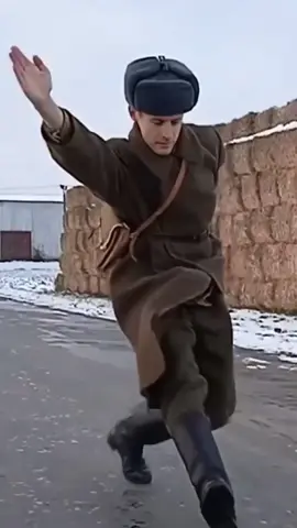 Macron bientôt 🕺 (Contenu parodique) Vidéo originale : Cesko #parodie #humour #davynimal #deepfake #macron #russie #moskau #russiandance #danse #ia #ai 