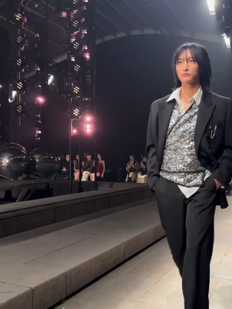 Seonghwa walking the runway for his modeling debut ✨️  #parkseonghwa #seonghwa #성화 #ateez #atiny #isabelmarant #parisfashionweek #kpop #model 