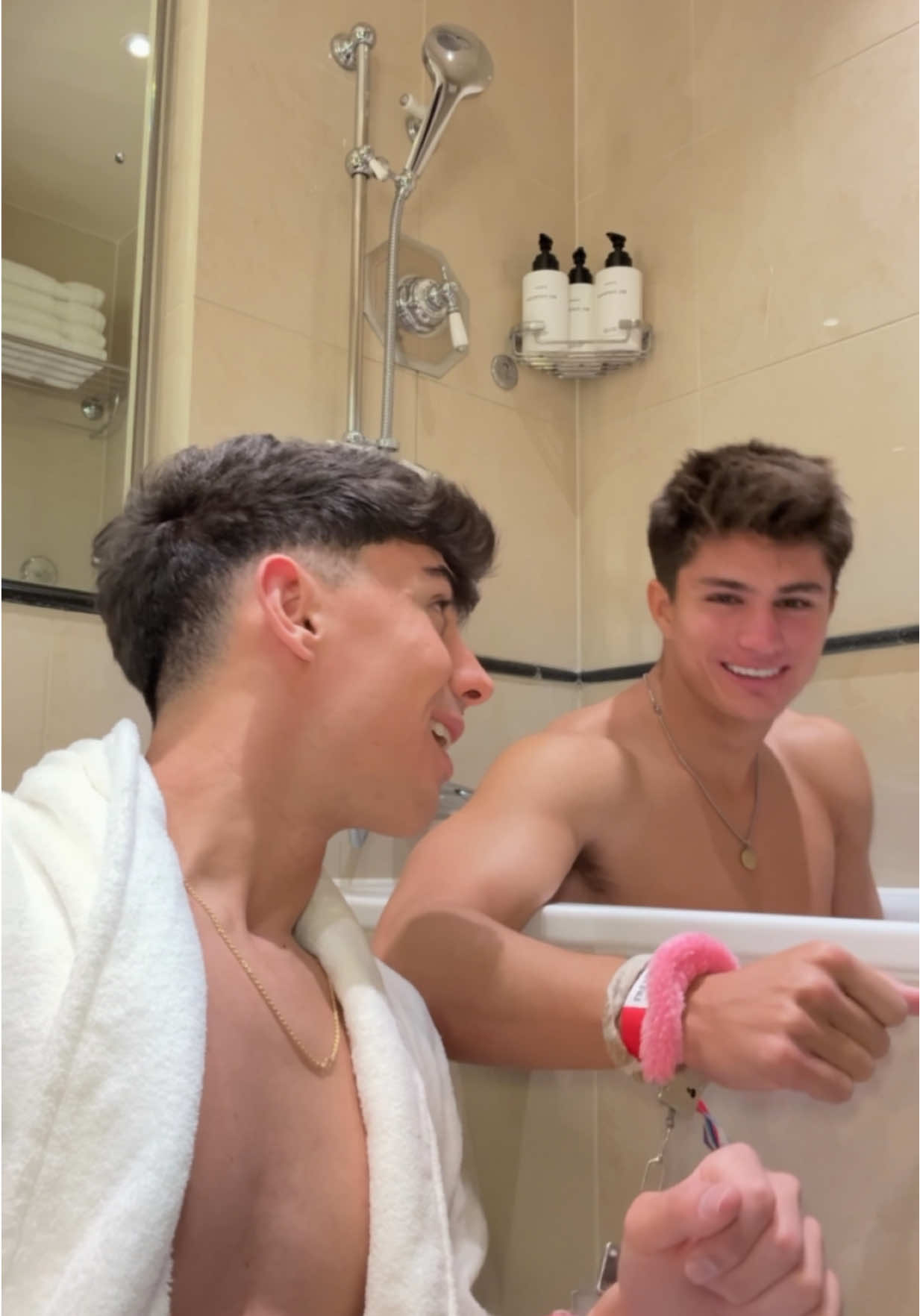 24 horas esposado a un americano 😅 @Micah Diaz🌊 