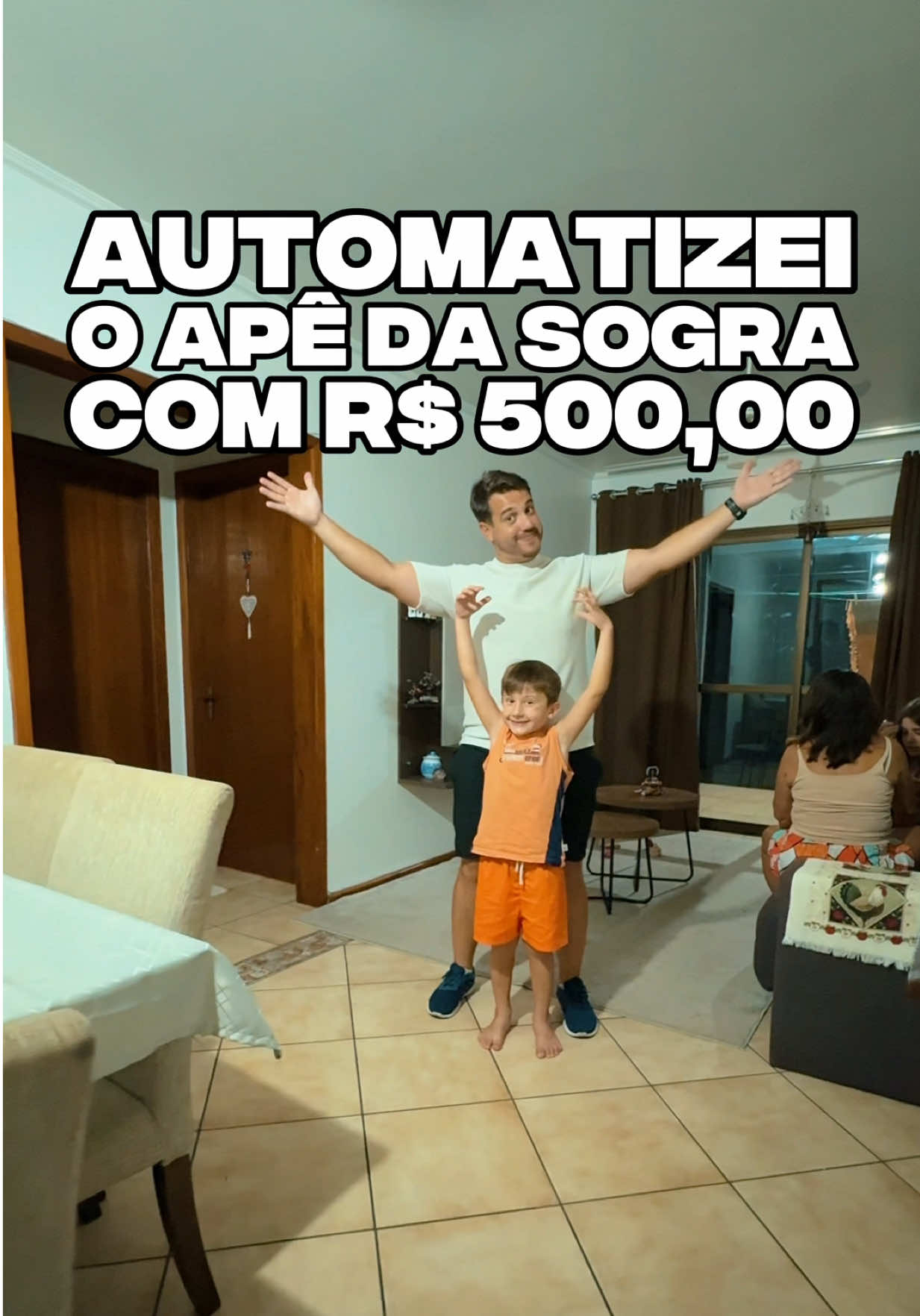 MANDA P/ QUEM DEVERIA TE SURPREENDER TB Continuando a saga de automatizar a casa da minha galera , dessa vez foi a vez da minha sogra, a mais festeira do Brasil . Como já conheço bem a rotina dela , foi muito fácil colocar as coisas que ela mais precisa . Na automação residencial, é MUITO importante saber o que OS MORADORES priorizam . Nas nossas conversas, ela sempre disse que queria chegar em casa e tudo se ligar sozinho . Parece bobo? Pra ela, não é! E isso foi resolvido com um sensor de R$ 49,90 . Ah, e não falei no vídeo, mas coloquei um ar novo na sala da minha casa e o meu antigo foi pra ela . Essa era uma desculpa pra eu estar lá KKK. Mesmo assim, ela sempre falou que não gosta de ligar o ar pra economizar luz , então manter os ventiladores de teto era importante . Automatizei a luz sem perder o ventilador por R$ 39,90 . Automatizar a casa NUNCA FOI TÃO BARATO E FÁCIL! Eu uso sempre a mesma marca , porque: ✅ Tem tudo em português ✅ É homologado pela Anatel ✅ Despacho e garantia no Brasil Mas tem outras marcas sérias no mercado também. E a instalação, com um pouquinho de paciência, qualquer um faz . Se quiser o link dos produtos que usei ou montar seu próprio kit, comenta “Alexa” que eu mando tudo na DM. #casainteligente #alexa #automação #tecnologia