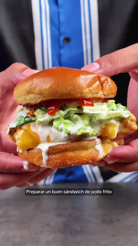 Sándwich de pollo frito Si tuviera un restaurant de pollo frito, esto sí o sí estaría en la carta! Y estoy seguro que cuando lo prueben ustedes pensarán lo mismo. Para extra sabor bañé el pollo frito en la nueva Salsa Street Golden de @gourmetchile y le aportó un montón al resultado final. 1 yogurt natural 1 taza de mayonesa 1 cucharada de eneldo 1 diente de ajo 1 limón (jugo) Sal 1 pepino 1/2 taza de cebollin  Lechuga  Rodajas de Piña  Salsa street golden  Láminas de queso cheddar Sriracha  #sandwich #pollofrito #friedchicken #recetas #donsacoroto 