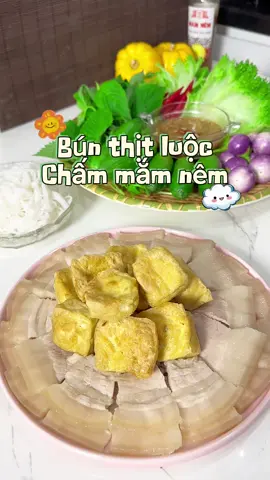 Có mắm nêm chỉ cần miếng thịt luộc, xíu đậu hay đĩa rau cũng quét cả mâm. Tui mê mắm nêm lắm bà con ơi. #ancungtiktok #nauan #LearnOnTikTok #monngonmoingay #quynhquynhthichnaunuong #xuhuong 