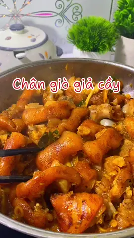 Thề chứ thời tiết cứ mưa lạnh là thèm món này. E mới nấu đk nồi chân giò giả cầy thôi chứ chưa có cơm bún bánh mỳ gì cả. Ai góp thì góp nhé 😂 #nauancungtiktok #changiogiacay #ancungtiktok #reviewanngon #naudeanngon #comnhahaiyen 