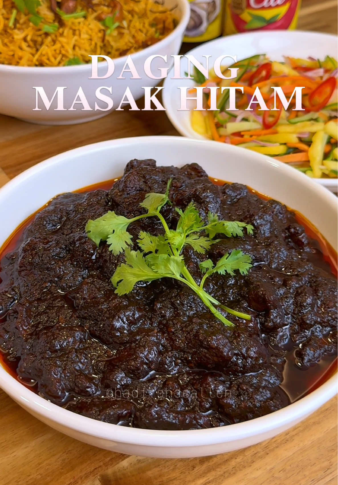 Ini rahsia memikat hati bakal mak mertua. Tak perlu lagi segala macam rempah, guna sahaja cara ini confirm melekat! Yang pasti, untuk JADIKANNYA kena lah ada @Kimball Malaysia . Sentiasa sedap, senang & berbaloi. Untuk lebih banyak resipi, layari website Kimball di www.kimball.com.my. #KimballMalaysia #ApaJuaSuasanaRayaKimballJadikannya #DagingMasakHitam  BAHAN UTAMA:  DAGING 1 KG  BAHAN PERAPAN DAGING:  2 SB(Sudu Besar) SOS TIRAM KIMBALL  2 SB SOS CILI KIMBALL  2 SB KICAP MANIS  2 SB LADA HITAM KASAR  2 SB LADA PUTIH  2 SB GULA PERANG  BAHAN KISAR:  2 BIJI BAWANG BESAR  6 ULAS BAWANG PUTIH  1 INCI HALIA  1 SB JINTAN PUTIH  BAHAN GORENG:  ½ KG BAWANG MERAH KECIL ½ KG  1 LABU BAWANG PUTIH    BAHAN-BAHAN LAIN:  2 SB SERBUK CILI  1 SB SOS TIRAM KIMBALL  1 SB SOS CILI KIMBALL  2 SB KICAP MANIS P/S: KALAU PAKAI JINTAN PUTIH SERBUK BOLEH MASUK SEKALI DGN BAHAN PERAPAN. KALAU YG BIJI TU KENA KISAR DULU BERSAMA BAHAN KISAR. MANA2 CARA BOLEH.