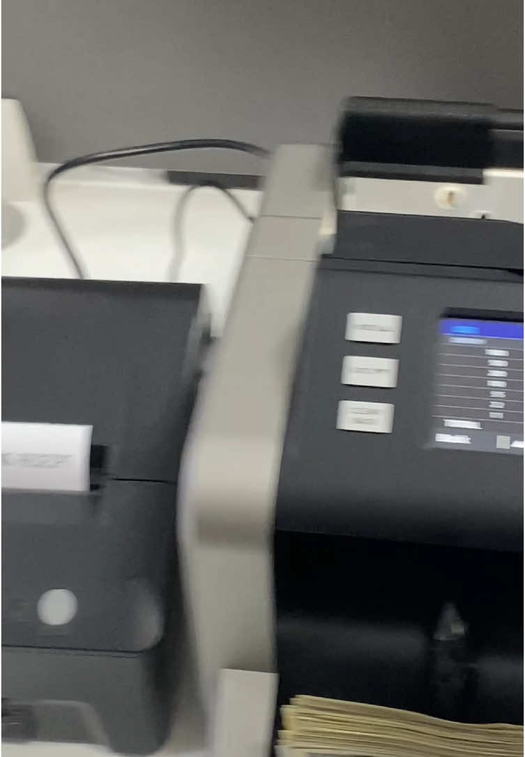Have you ever seen a currency-counting machine that print receipts?#billcounter #coutingmachine #cash #dollar #MoneySounds 