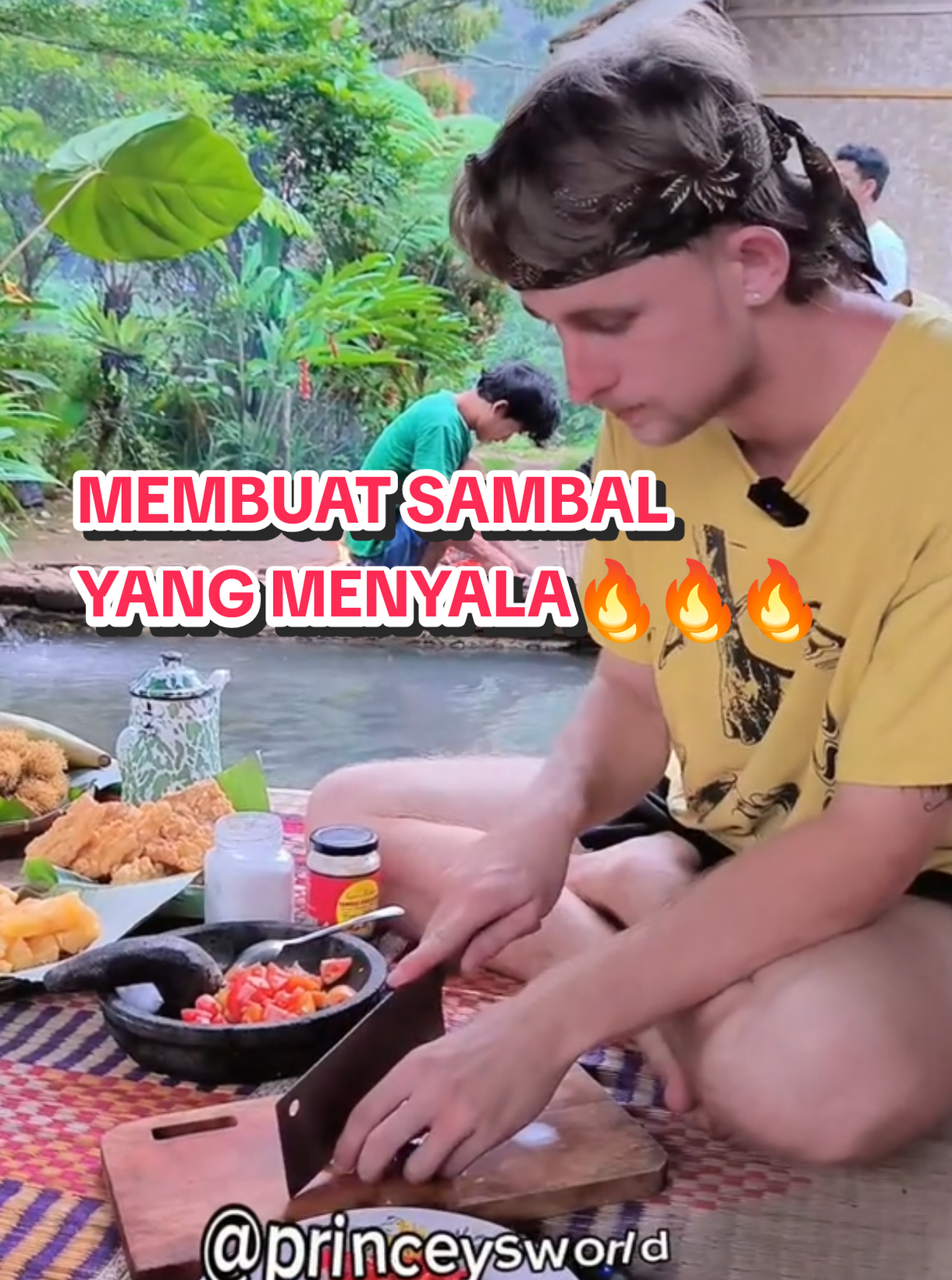 Katanya Bule Ga Suka Pedas? Lah ini @Princey Kok malah kecanduan pedas. #bule #kampung #sambal 