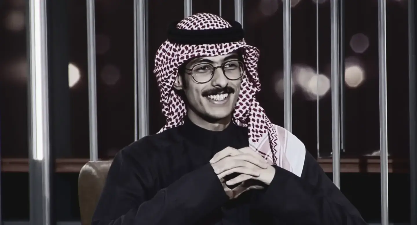 كنت اقول المفارق بيننا مستحيل  فكرةٍ مرت في بالي وهملتها لين ما طحت في درب الفراق الطويل وصارت اشياء واجد ما تخيلتها في غيابك تحملت الغياب الثقيل وكل حاجة تضايقني تحملتها كل هذا على شانك لو انك بخيل  وانت ما فيه ضيقة جتني وشلتها #راشد_فهد #قصيد #explore #شعر 