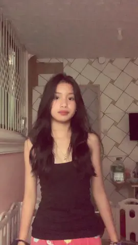 >_<