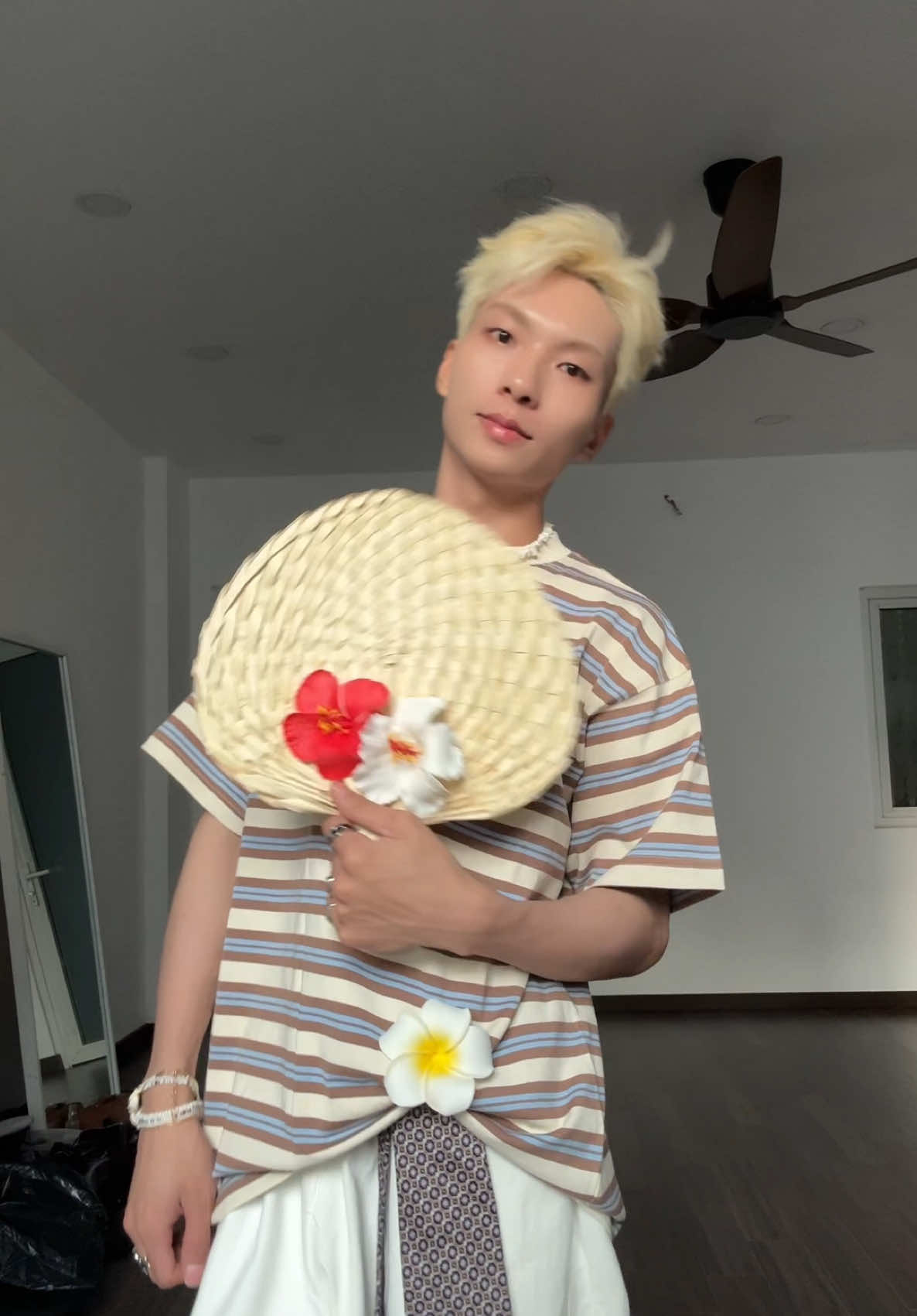 Tui quạt bạn, bạn quạt tui 😚 #OOTD 