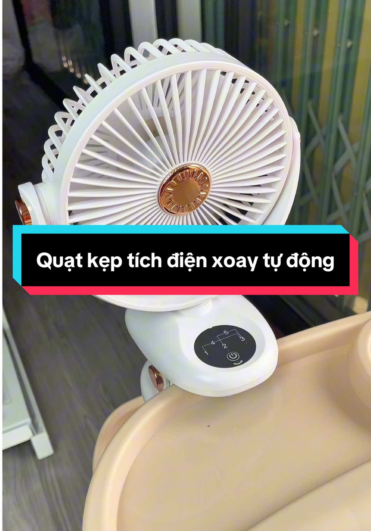 Quạt kẹp tích điện xoay tự động, 5 cấp độ gió chạy êm mát pin trâu: #quatkeptichdien #quatkepxeday #quatkeptichdienpintrau #xuhuong 