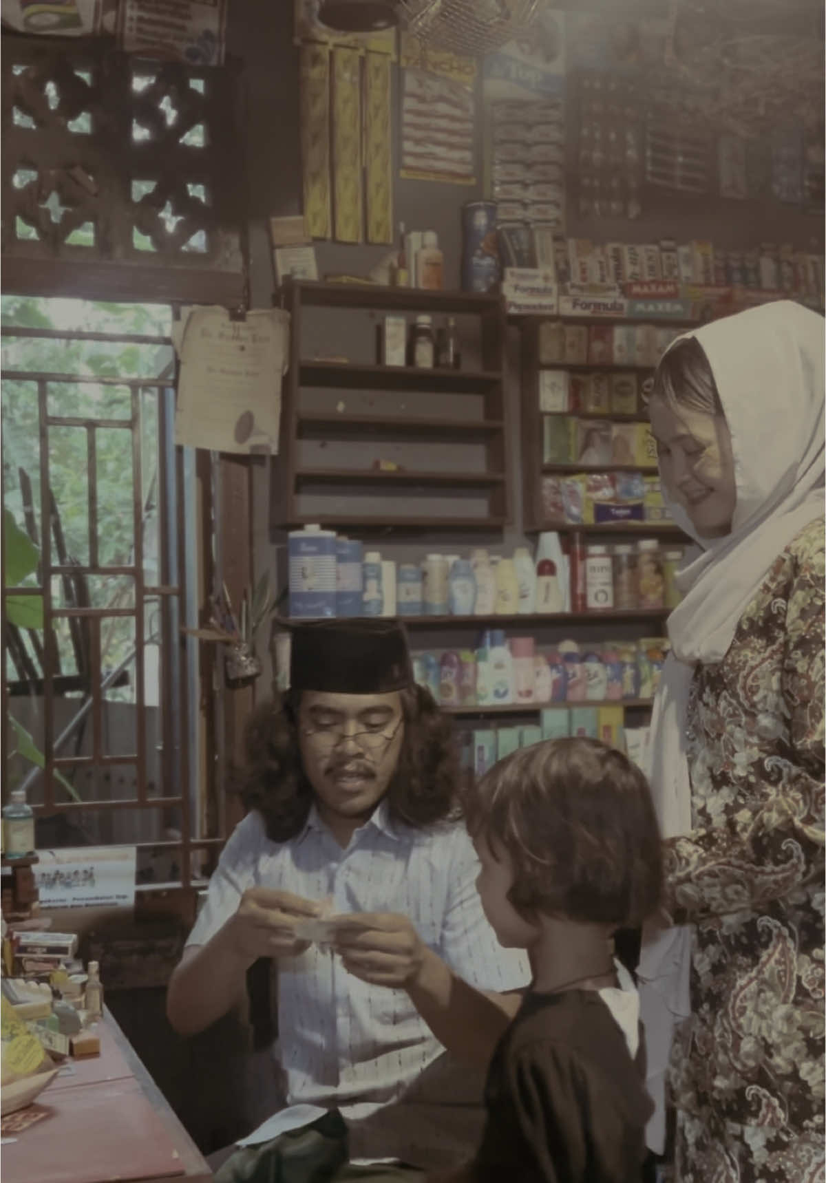 Belanja di warung pak amir dulu😊 @kapsulwaktunusantara  #kontenjadul #jamandulu #nostalgia #nostalgia90an #neng_rohana_ #nostalgia80an #suasanaperdesaan #fyp #suasanaperkampungan #kapsulwaktunusantara #kontenjadul #warungjadul 