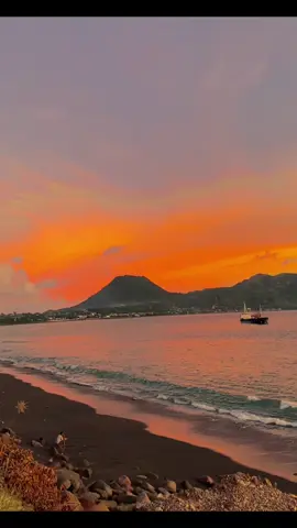 Gunung Meja + Sunset🗻🏜🌅#kotaendentt #endefloresntt❤️ #nttpride🏝🔥fypシviral #gunungmejaende #sunsetvibes 