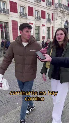 Caminante no hay camino... Seguir poesía no, pero geografía sí. Se sabe todas las capitales del mundo, incluida Australia. Hablando por la calle con una pareja simpática #geografiadivertida #siguelacancion #capitalesdelmundo #queopinanporlacalle 