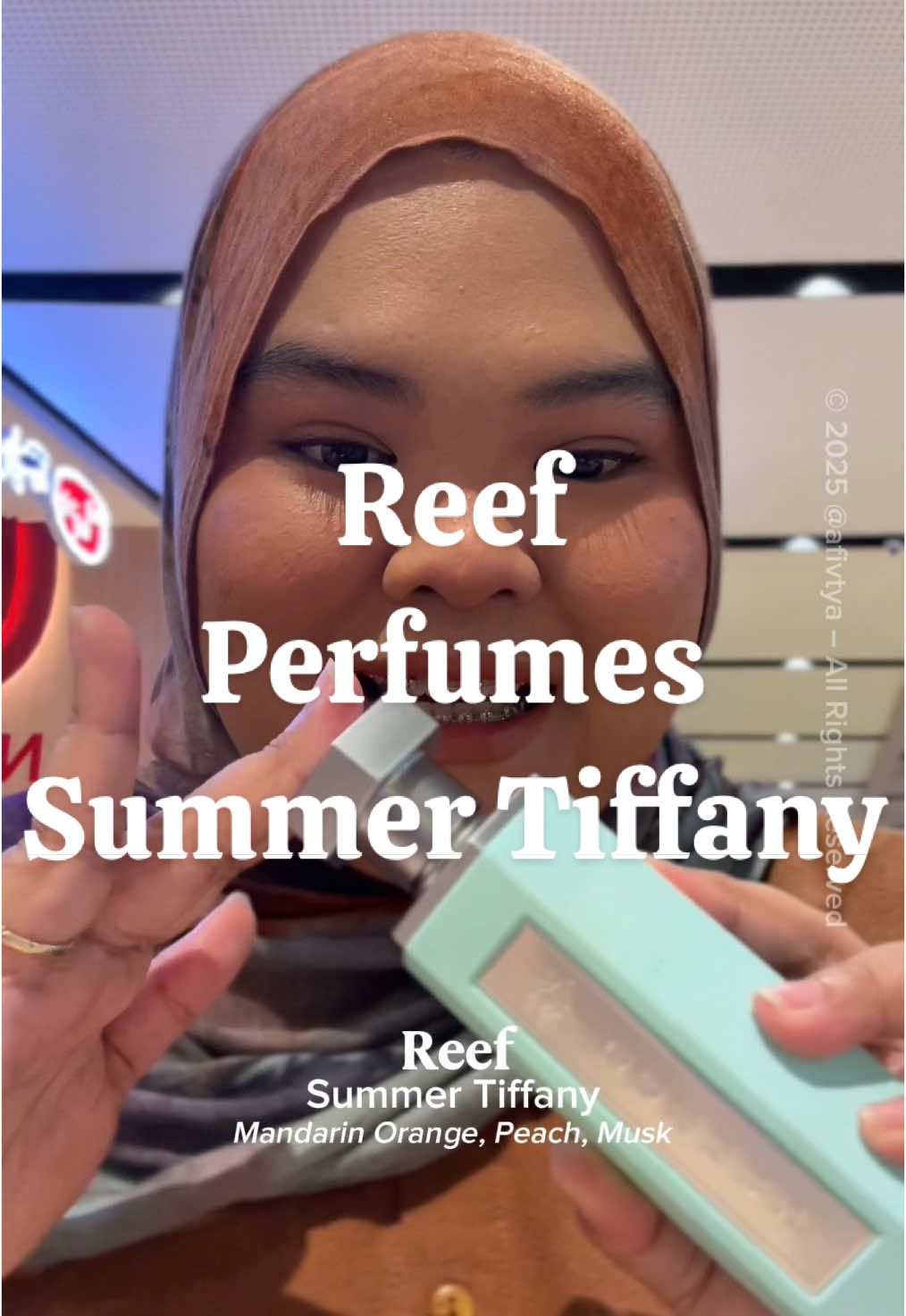 Another Reef Perfume - Summer Tiffany! Aku comot sniff punya temen aku and here's my thoughts! Notes: Mandarin Orange, Peach, Musk Fresh fruits in musk yang cenderung sweet citrus tapi bener bener ke-blend dengan baik jadi peach nya samar samar sama mandarin orange yang manis seger, baru pelan pelan lebih ke musky yang kasih kesan sedikit aquatic. Seger sih ini di antara 11 dan 19.  Udah ada yang pernah coba??#reefperfumes #reefsummertiffany #parfumArab #CapCut 