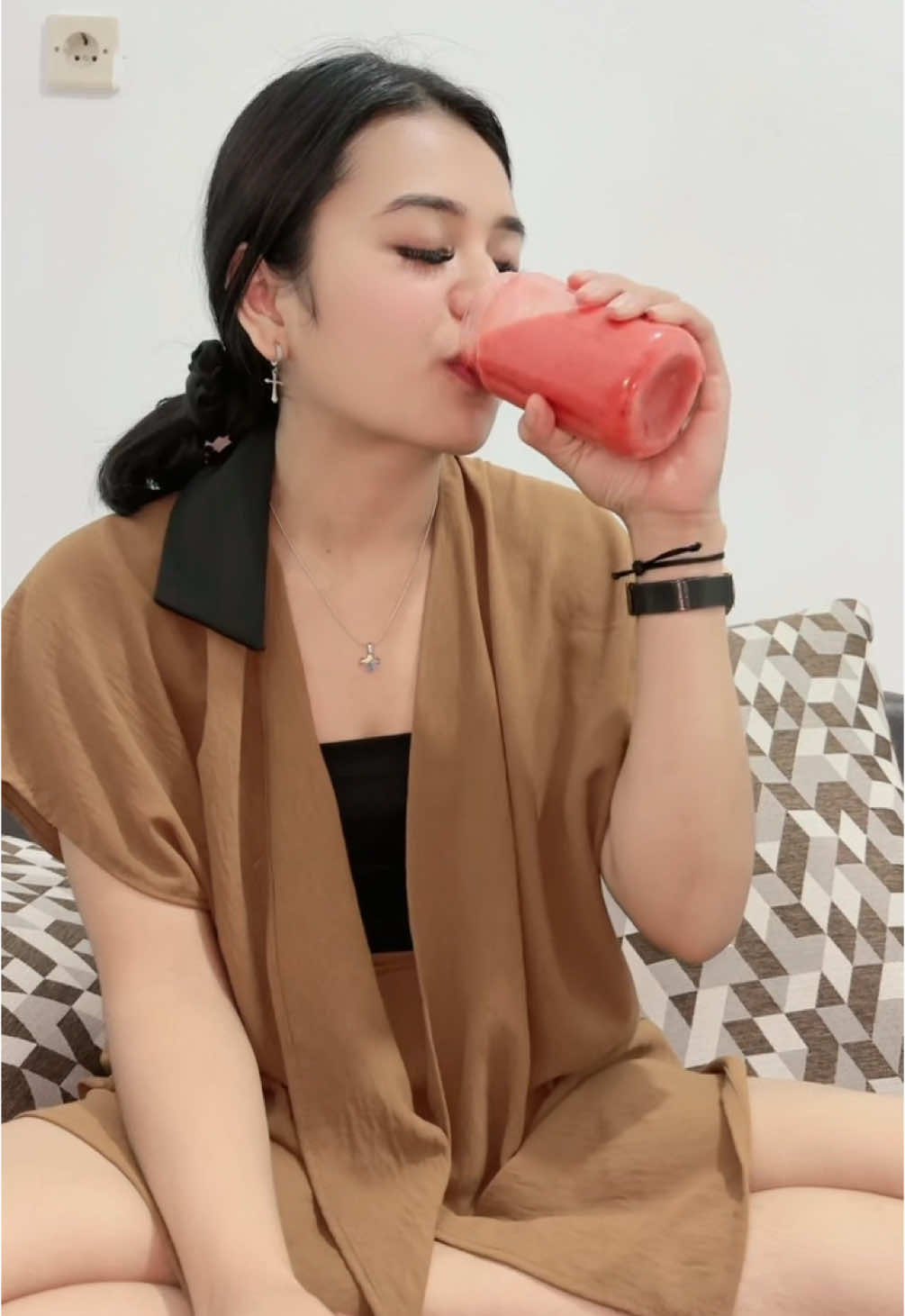 Minum jus jadi simpel semenjak pakai ini 🥰😍 #minijuicer #portable #jus #blender #blenderportable #murah #buah 
