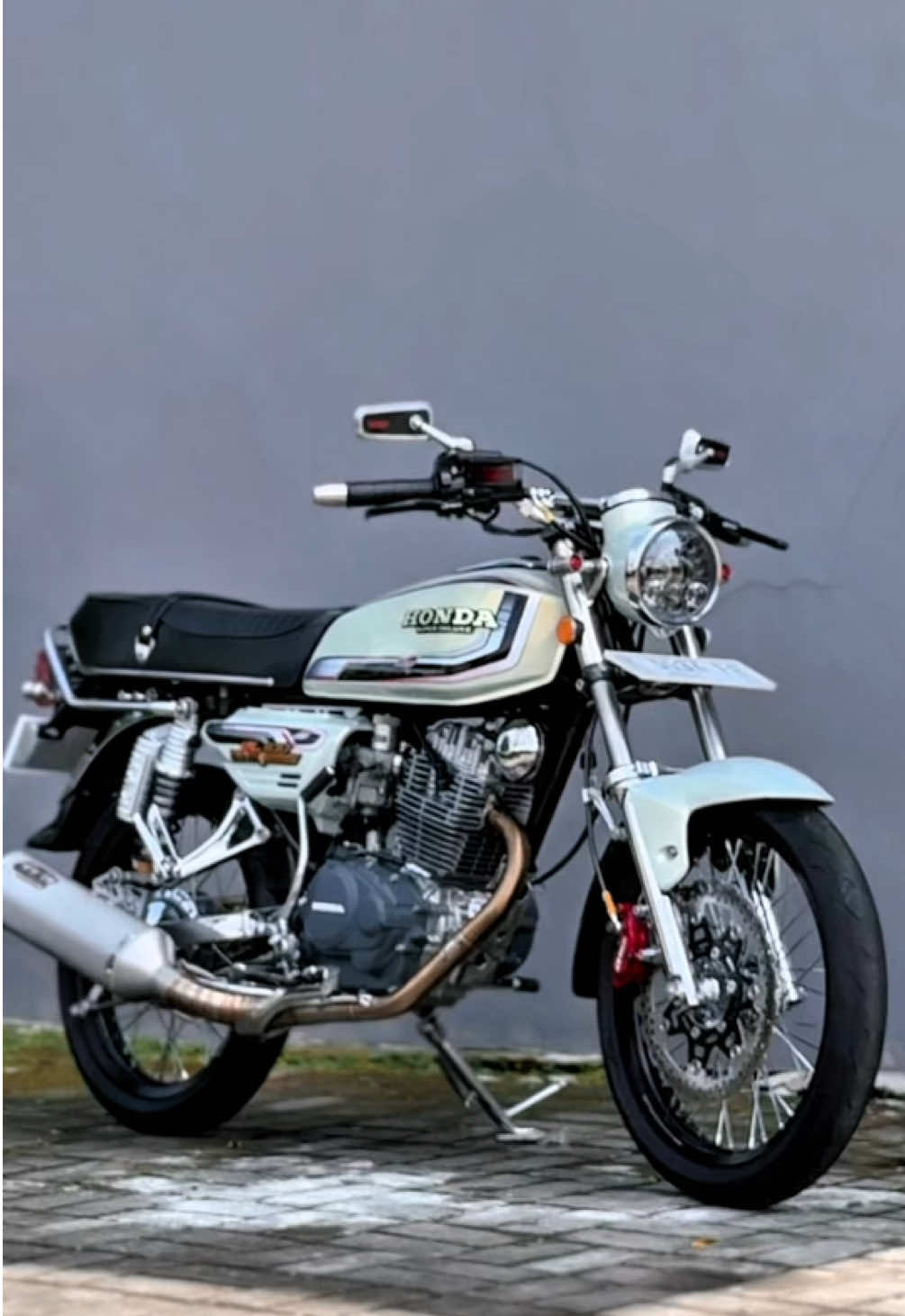 Alhamdulillah, Gl 100 original mesin 200cc  SOLD BLITAR #gl100 #gl #hondagl #hondagl100 #kmhgl #kmhgl100 #tangkigl100original #tangkigl100 #gl100original #gl100modifikasi #gl100racing #gl100teyeng #gl100indonesia #gl100inspirasi #gl100hits #gl100jatim #kmhglindonesia #kmhgl100indonesia #kmhglofficial #kmhgljatim #kmhgl100surabaya #gl100menolakpunah #gl100racinglook #gl100kontes #gl100holiday #gl100kalimantantimur #gl100kalimantan #gl100kalimatantengah #badas #badasgarage #badasgank #fyp #foryou 