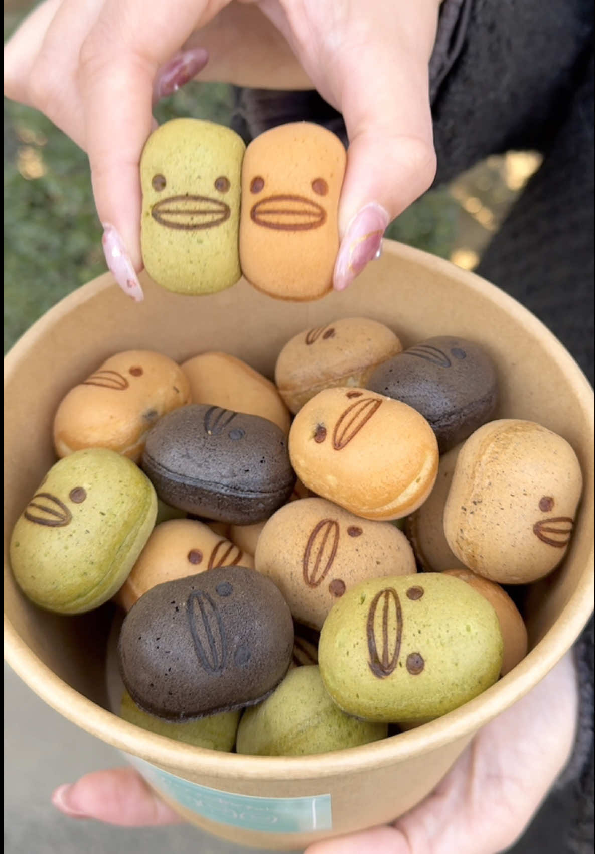 世界一可愛いベビーカステラ😍 1つ1つ顔が付いた 1口サイズの可愛いベビーカステラ！   門外不出秘伝のレシピで焼き上げられた生地は 冷めても硬くなることなく よりしっとりとした味わいが楽しめる🤍 プレーン/チョコ/チョコチップ/抹茶/アールグレイなど 種類豊富なフレーバーあり！ 超オススメ✨️ 📍大阪 『カステラのあかちゃん』 5レンジャー(30個) ¥1700 #大阪カフェ #大阪グルメ #japanesefood #tiktokfood 