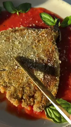 Aubergine schnitzel🍆 Crispy outside and soft inside - the best way aubergine may be prepared🥗 The ingridients: •aubergine 🍆 •panko breadcrumbs🍞 •flour🫓 •water🧊 •salt, pepper🧂 For the sauce: •tomatoes purée 🥫 •salt, black pepper🧂 •garlic🧄 #aubergine #eggplant #auberginerecipe #eggplantrecipe #aubergineschnitzel #eggplantschnitzel #lentrecipes #ramadanrecipes #veganrecipes #vegeterianrecipes #vegetablerecipes #lightrecipes #lowcalorierecipes #lowcaloriedinner #easydinner #lightdinner #dinneridea #lunchidea #ketodinner #dietdinner #cooking #FoodTok #cookwithme 