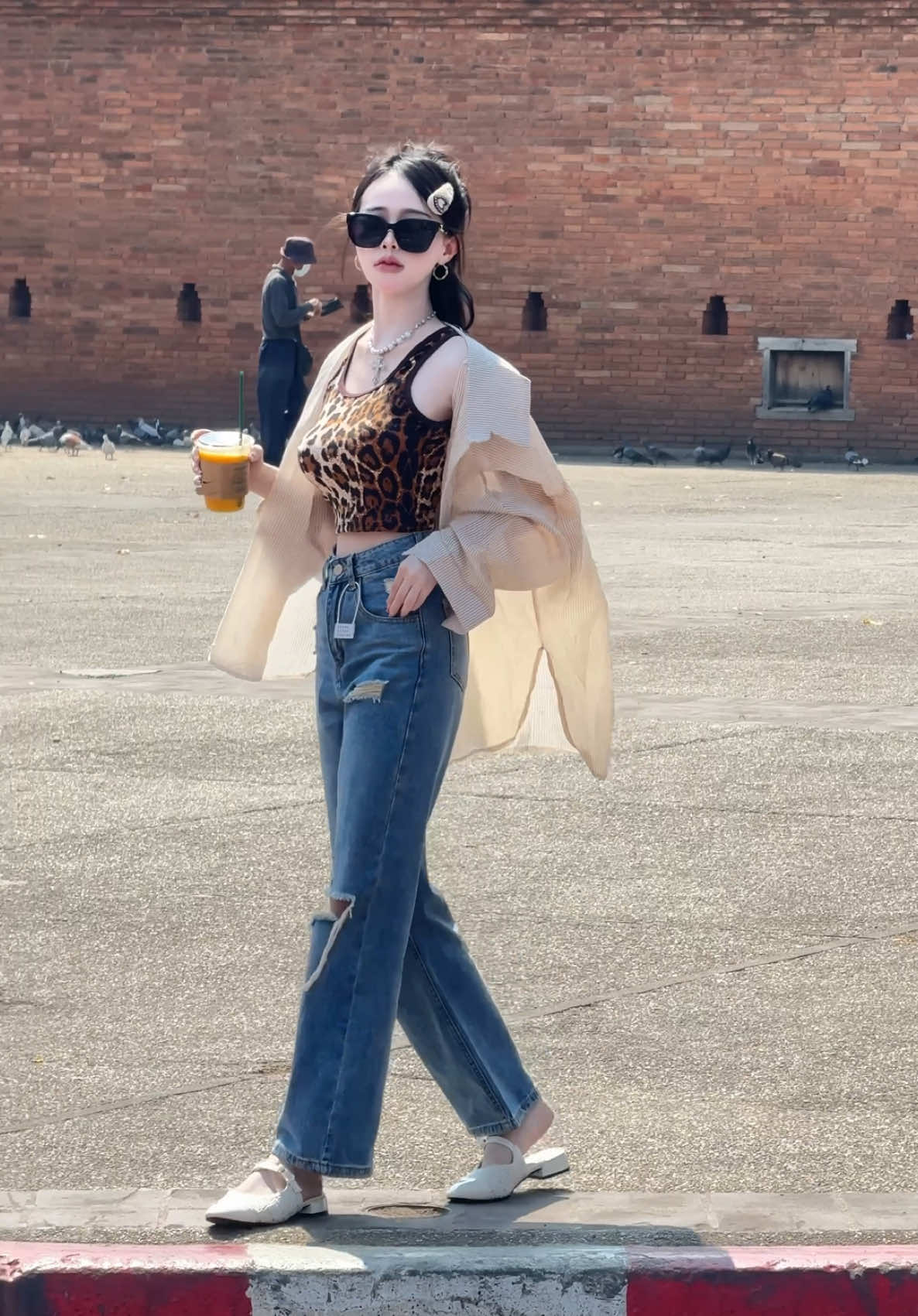 🧋 #เสื้อลายเสือ #กางเกงยีนส์ 