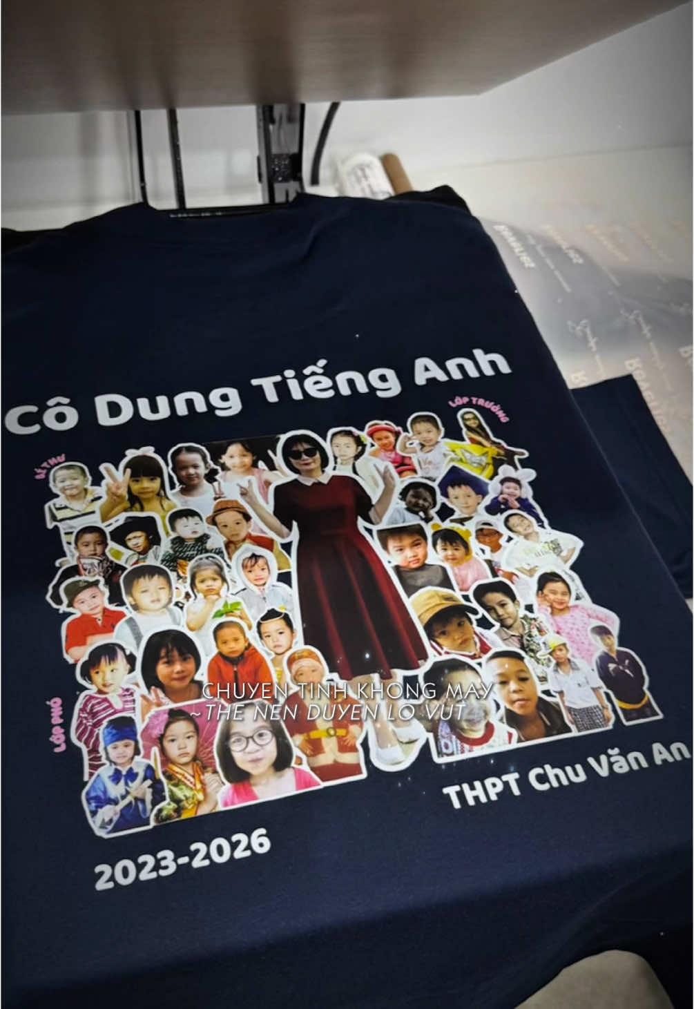 Áo lớp gì chưa người đẹp. Nối tiếp xu hướng của video đầu nên shop cho ra màu xanh đen in hình phiên bản nhỏ siu cute 😍🤣  #aokimtuyen #inaotheoyeucau #aolop #aonhom #CapCut #xuhuongtiktok #fyp #aothun 