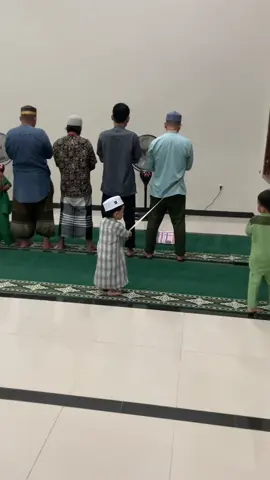 👶🏻: pak kok adek diiket? Bukan yg diiket itu setan ya selama bulan puasa kan adek pengen main kek teman” adek pak 👨🏻: justru itu Gambaran gen alpha  pengen solat teraweh tapi punya toddler #Ramadan #ramadancore #ramadanday7 #solatterawih #genalpha #bocil #toddler #kocak #asikrame #viral #fyp #fypシ゚ #xbyzca #JelajahRamadan 