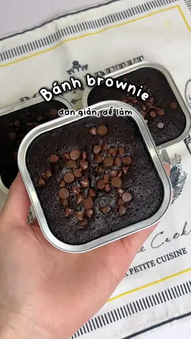 Trời lạnh lạnh ăn bánh brownie ngon đỉnk #anvatcungngan #xuhuong #ancungtiktok #foodtiktok #abbydolambanh #brownie 