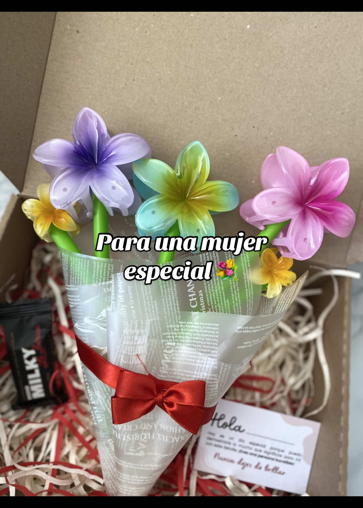✨Engríe a la mujer favorita de tu corazón💜✨ Detalles que enamoran, creados con amor. 💖🌸 ¡Personalízalo y hazlo inolvidable! 📩 Escríbenos para ordenar el tuyo. #diadelamujer #felizdiadelamujer #08demarzo #ramospersonalizados #floreshawaianas #boxpersonalizado #umboxing #ramosflorales #detalles_que_enamoran #regalosoriginales 