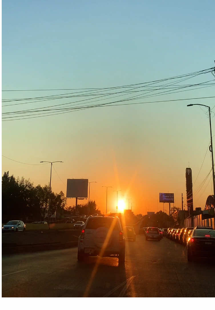 Buenos viernes días ☀️ #amanecer #sol #cdmx #trafico #despertar #camino