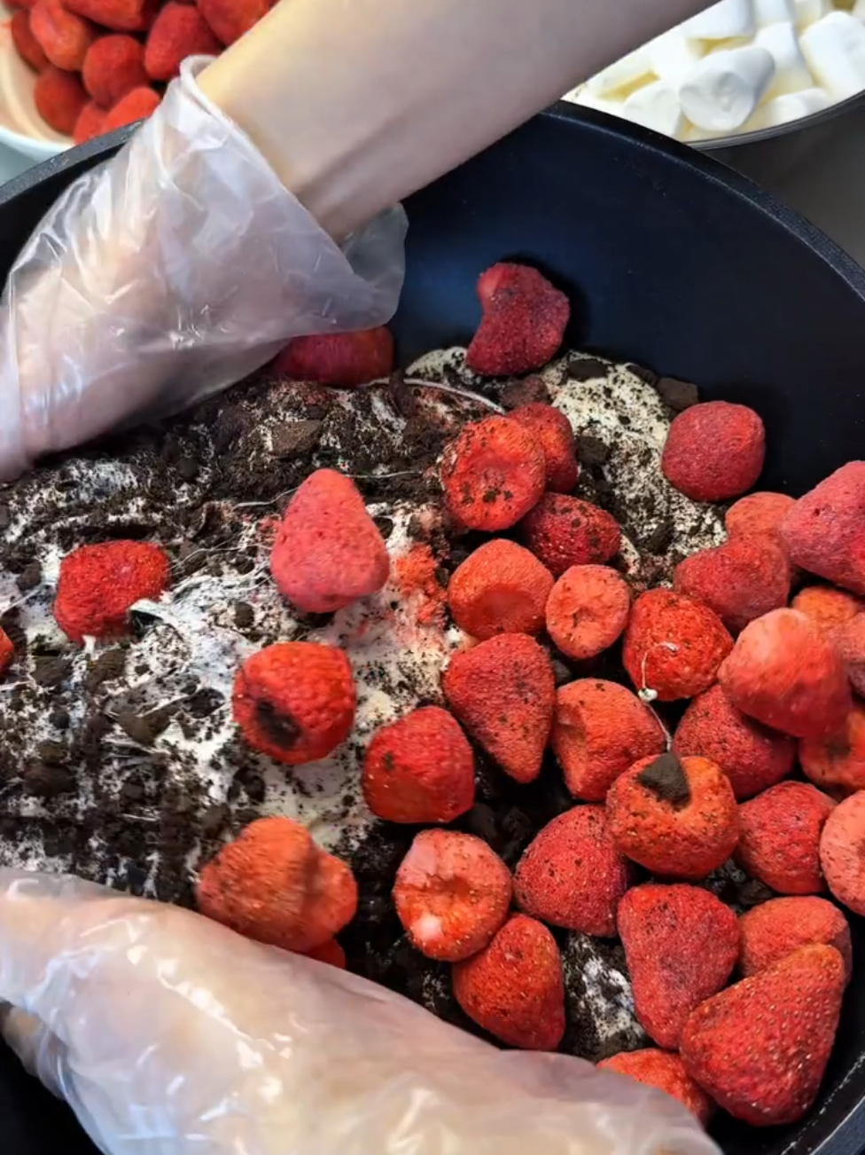 The whole process of making Oreo Strawberry Snowflake Crisp without nuts  The process of stir-frying Snowflake Crisp in eight pots every day is really easy to unzip. When I heard Baozimenjun say it is delicious, I am not tired at all. I continue to stir-fry the Snowflake Crisp on the well. #kẹonougat #kẹo_nougat #nougat #お菓子作り #簡単お菓子 #snowflakecrisps #お菓子レシピ #fypシ゚viral #ancungtiktok #strawberry #асмр #asmr #asmrfood 
