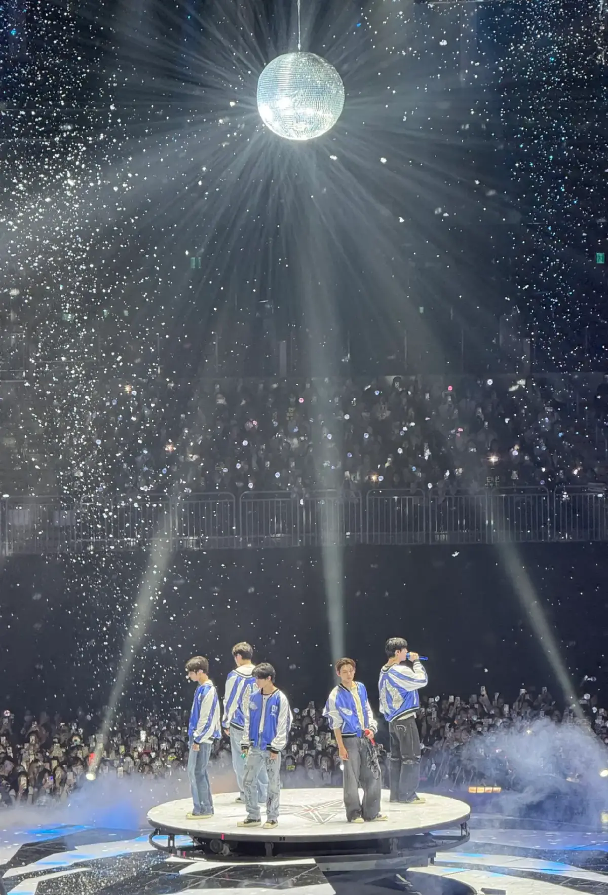 kata MOA nonton konser TXT itu kayak masuk di dunia dongeng, saking cantiknya stage merekaa 😭❤️  difoto aja indah banget apalagi yang lihat secara langsung ❤️❤️ #txt #tomorrow_x_together #txt_bighit_official #fypシ #moa #txtmoa #yeonjun #soobin #beomgyu #taehyun #hueningkai #fyp 