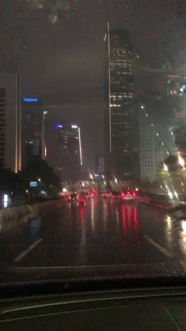 hujan syahdu kala itu #hujan #jakarta #vibeshujan #citylights #jakartahujan #vibesjakarta #aesthetic 